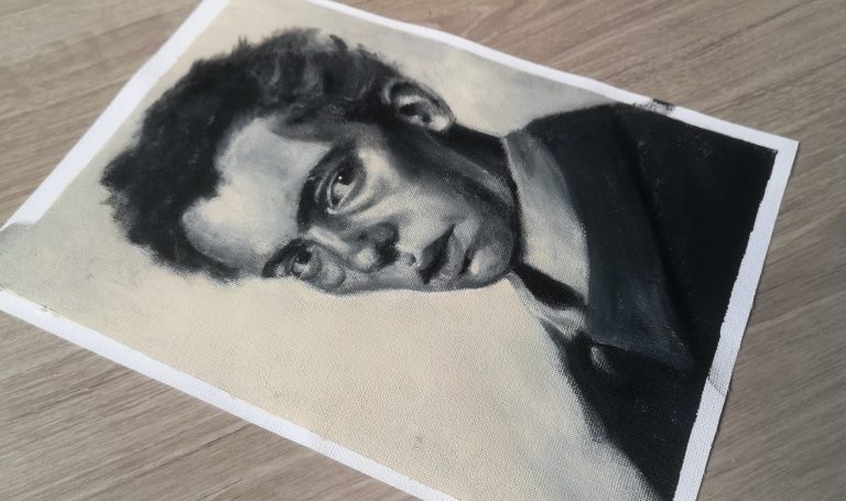 Retrato en beige y negro de una chico