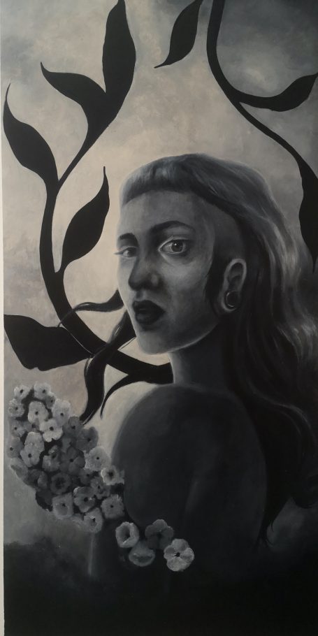 Retrato de mujer en blanco y negro con flores