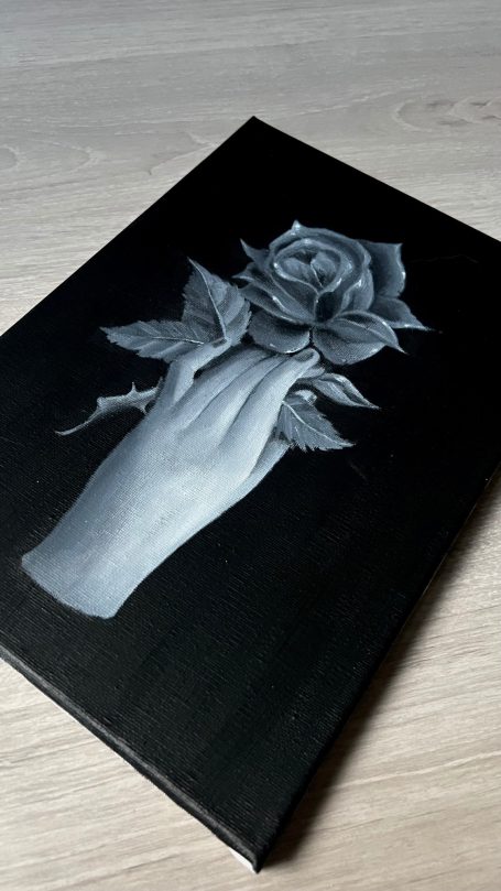 Mano sujetando rosa B/N